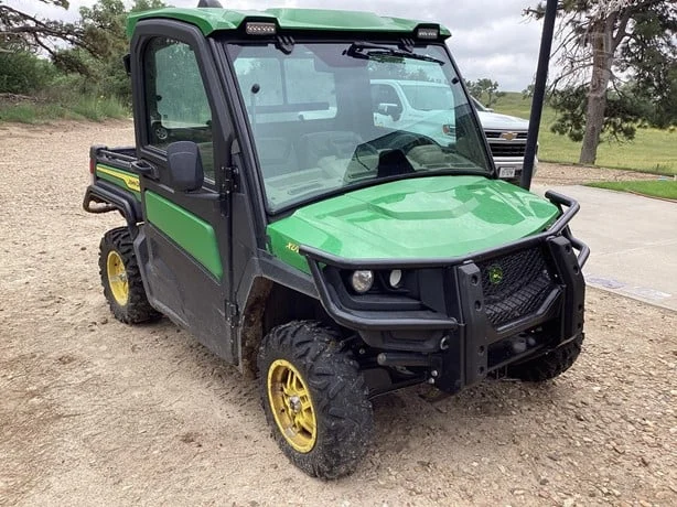 2024 John Deere Gator XUV 835R Signature Edition 4WD Utility Cart (1)