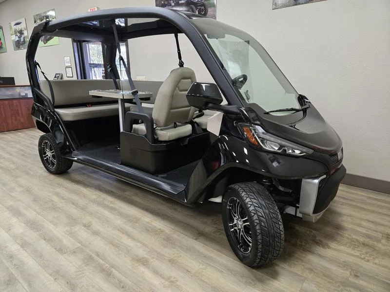 2025 CLUB CAR Cru 6 Passenger LSV (1)