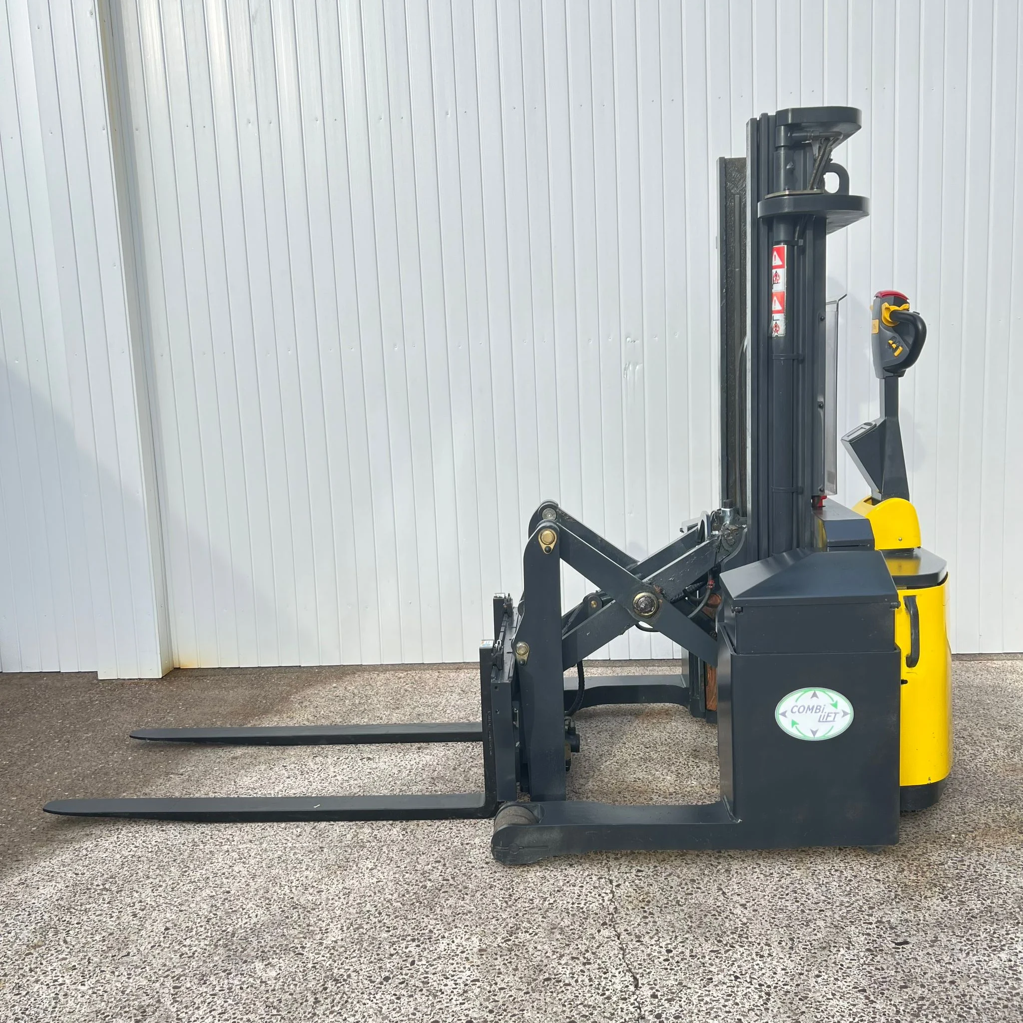 Combilift WR Electric Forklift Pantograph Carriage 3200mm Lift Height For Sale (1)